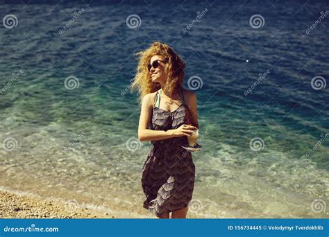 MUJER ENCUERADA EN LA PLAYA!